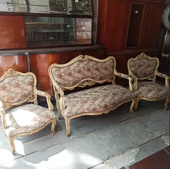 Sillón y juego de living antiguo en Casa Española
