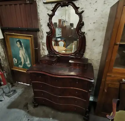 Espejo de tocador antiguo en el local de Casa Española